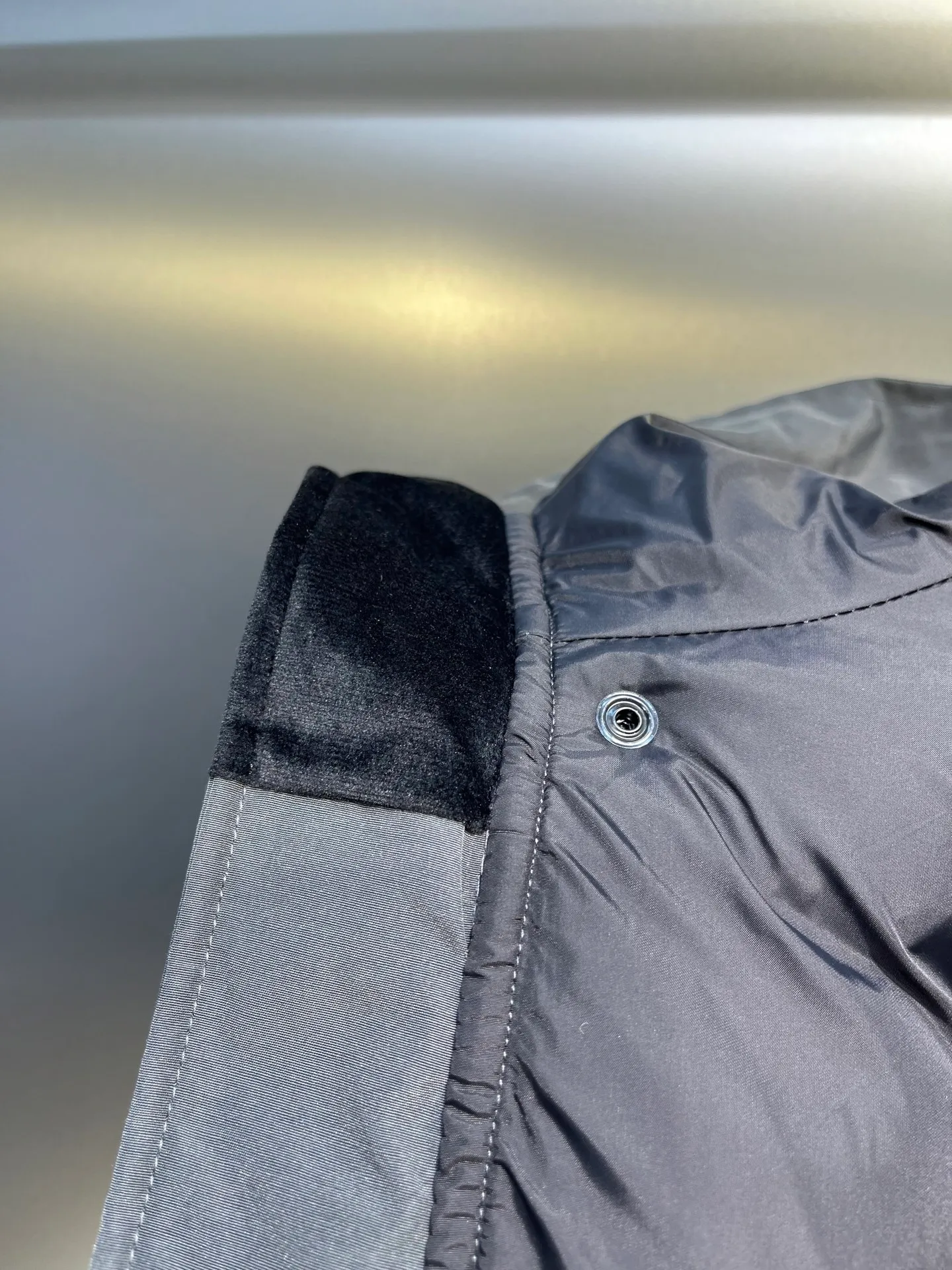 P700 Goose 🌟17 styles of chest patch, same style for men and women, cold-resistant down jackets! The fur collar is detachable. The natural Siberian coyote fur collar has a delicate yet strong feel, which comes from the sense of life that comes from the erosion of wind and frost in nature. The market usually uses raccoon fur or fake fur instead, which is not even the slightest bit better! The collar part has cold-proof flannel, which is close to the head and neck, comfortable and warm! The fabric is made of high-density nano-level waterproof fabric, which is windproof and wear-resistant and has a certain thickness! The zipper is the official YKK brand! The waist has an elastic waistline design that can be adjusted according to yourself! There is also an anti-wind Velcro inside! Seamless threaded cuffs to avoid stiffening! In order to prevent cold wind from pouring in, a double closure design is adopted. On the premise of the traditional zipper fly, six Velcro fasteners are used for secondary closure, which brings better warmth retention effect. It retains the classic hooded design and uses super large luxurious wolf fur to protect against wind and cold. No matter how low the temperature is this winter, one piece is enough. I’ll give you the wind and temperature. Size: s-xxl